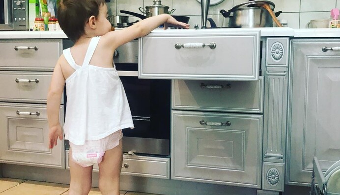 В сети перессорились из-за подгузника внучки легендарной украинской певицы: опубликовано фото