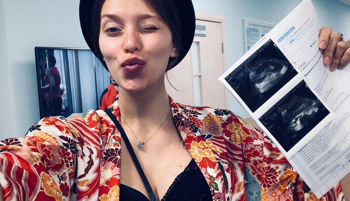 Заподозренная в беременности экс-ведущая 