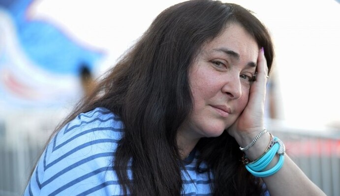 Слезы капают: скандальная певица пожаловалась, что ее не пускают в Украину