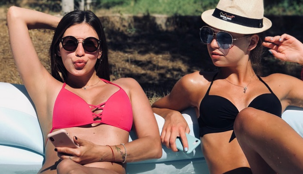 Дачницы в купальниках: экс-ведущая 