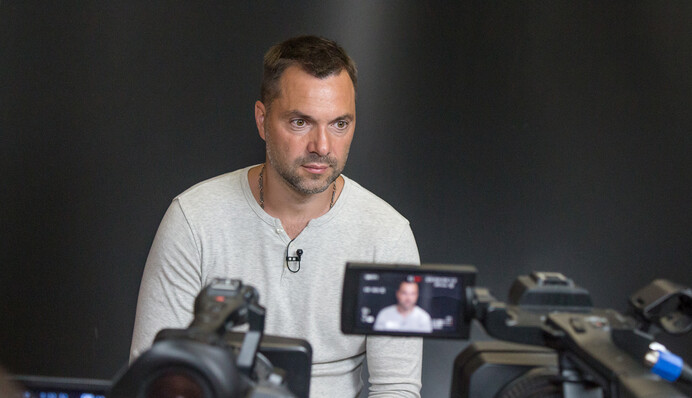 Россия окружает Украину войсками, нас берут в плотный мешок - Алексей Арестович