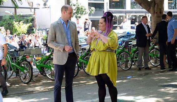 Без Кейт Миддлтон: принц Уильям прогулялся с яркой израильтянкой