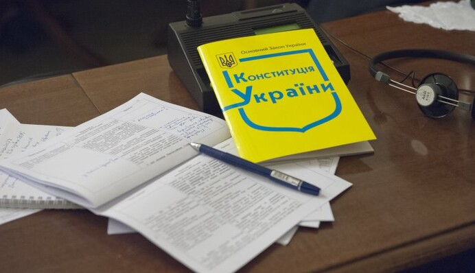 Думають навіть в оточенні Порошенка: чи уріжуть владу президента й що буде з Конституцією