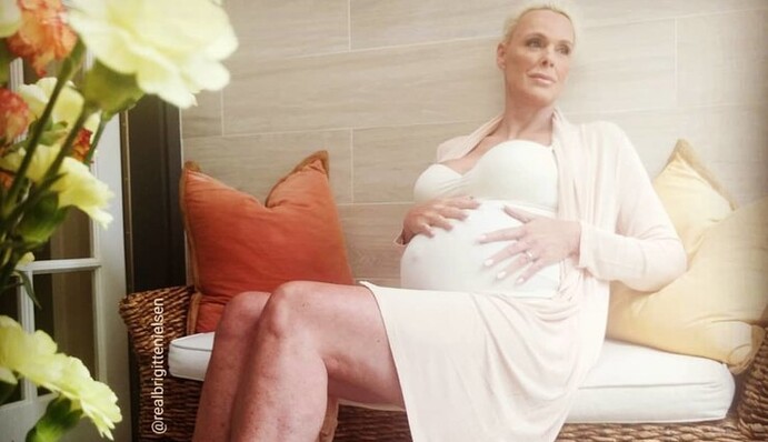 54-летняя бывшая жена Сталлоне показала фото новорожденной дочери