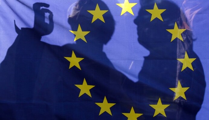 Игры с Конституцией: украинская власть превращает путь в Европу в 