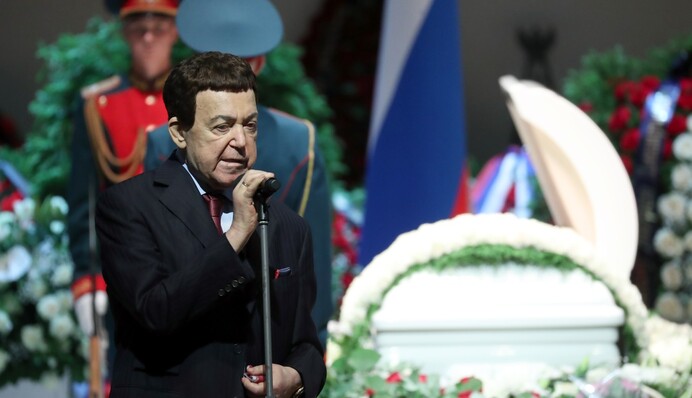 Не мог сам дойти до гроба: в сети появились фото больного Кобзона