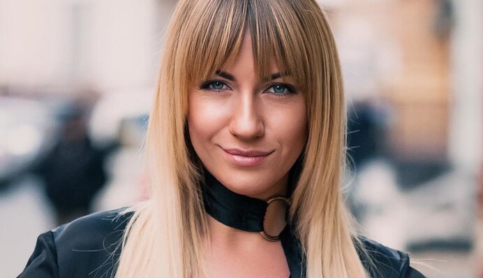 Популярная украинская телеведущая порадовала пляжными фото без лифчика