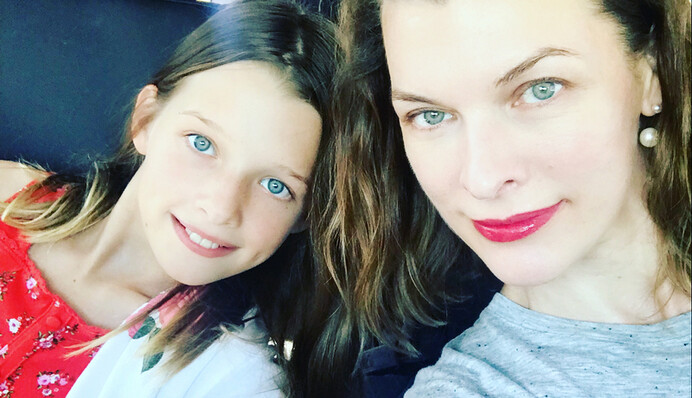 Голливудская звезда из Украины поделилась трогательными фото с подросшими дочками