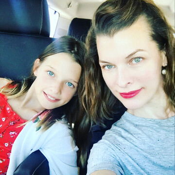 Голливудская звезда из Украины поделилась трогательными фото с подросшими дочками