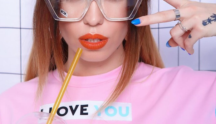 Украинская певица в бикини похвасталась новыми татуировками: пикантное фото