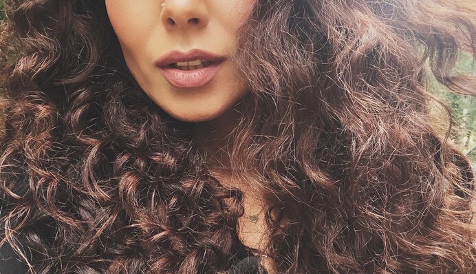 Каменских удивила яркими фото в строгом наряде