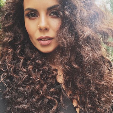 Каменских удивила яркими фото в строгом наряде