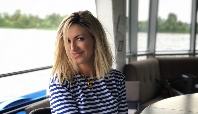 Популярная украинская телеведущая восхитила фигурой в бикини: пикантные фото