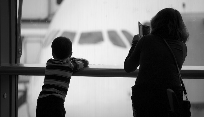 Для избранных: как в Украине изменили правила выезда детей за границу