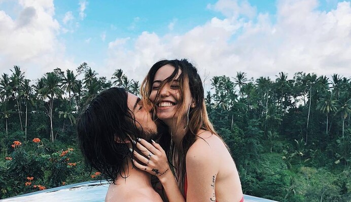 Популярная украинская певица поделилась пикантным фото с мужем