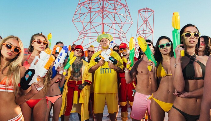 Тверк в бикини и поцелуи: популярная украинская группа выпустила жаркий клип