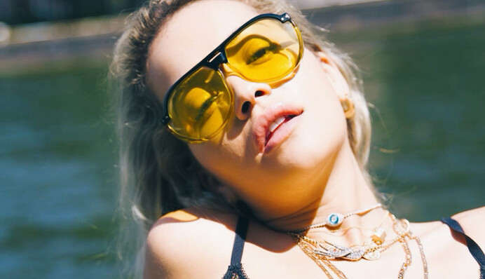 Известная певица блеснула фигурой в откровенном бикини: горячие фото