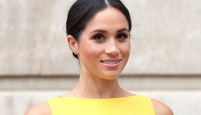 Меган Маркл восхитила ярким нарядом: опубликованы фото и видео