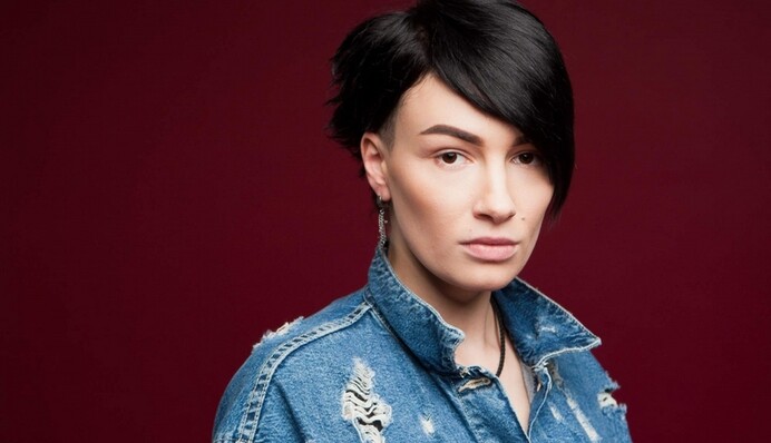 Популярная украинская певица похвасталась новой татуировкой: опубликованы фото и видео