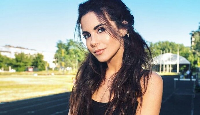 Похудевшая Каменских восхитила поклонников модным образом: яркие фото