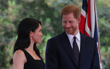 Меган Маркл восхитила изысканным нарядом во время выхода в свет с принцем Гарри: фото