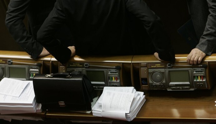 Побитые люди Яценюка и месть Порошенко: как закончился последний день Рады