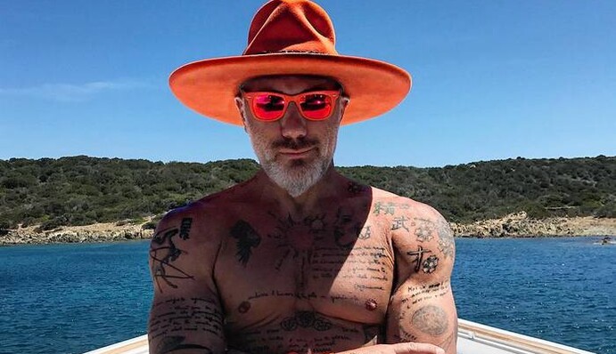 Обанкротившийся известный 