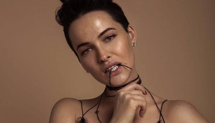 Украинская секс-бомба засветила грудь в пикантной фотосессии