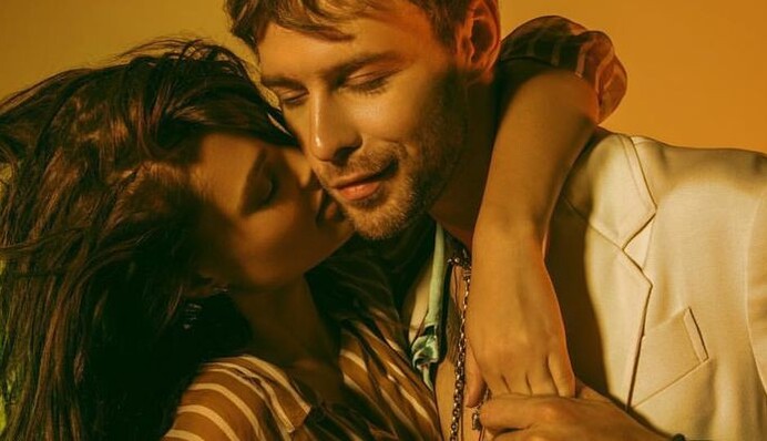 Бадоев показал, что осталось за кадром клипа Барских с полураздетой моделью