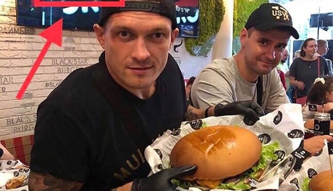 После триумфа в Москве украинского чемпиона Усика заметили в кафе знаменитого российского певца