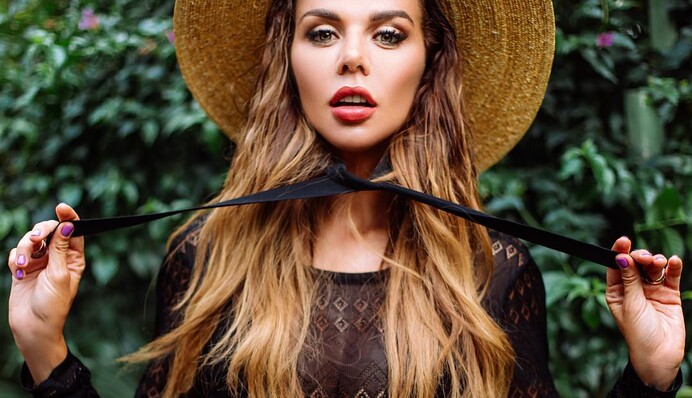 Поющая в России Седокова рассказала, как не смогла выехать из Украины