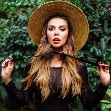 Поющая в России Седокова рассказала, как не смогла выехать из Украины