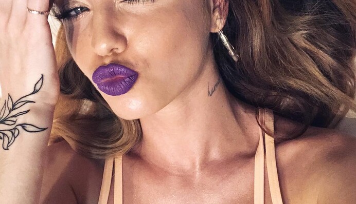 Дорофеева похвасталась соблазнительным фото в стильном купальнике