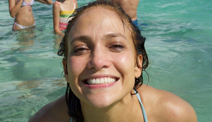 В бикини и с шампанским: известная певица поделилась фото с празднования дня рождения