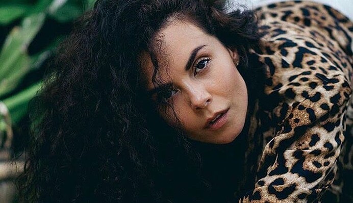 Каменских блеснула формами в леопардовом купальнике: пикантные фото