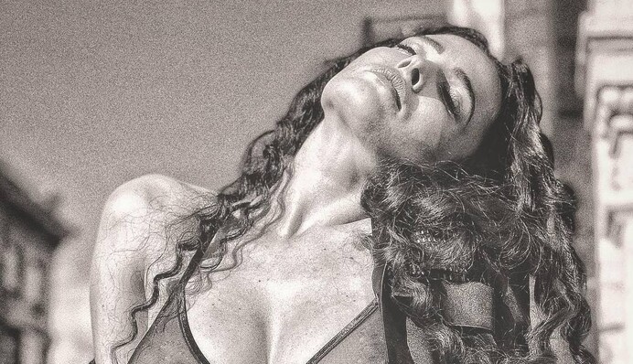 Астафьева поделилась горячими фото в прозрачном белье