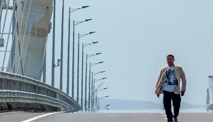 В сети высмеяли фото любимого певца Путина на Керченском мосту