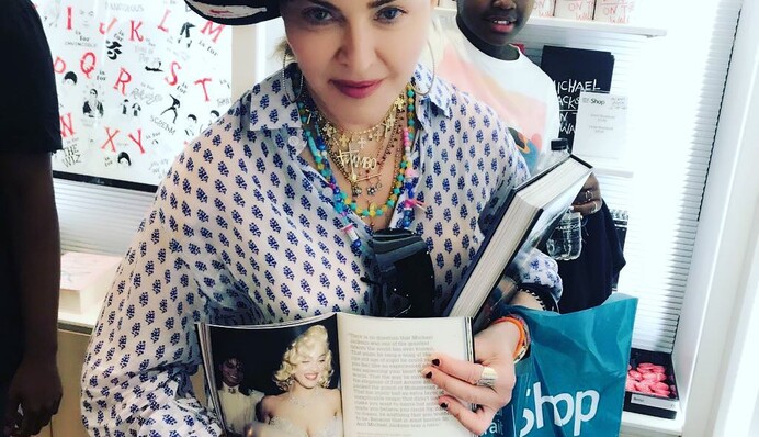 Украинский дизайнер создал шляпу для Мадонны