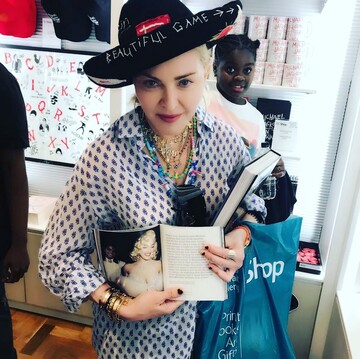 Украинский дизайнер создал шляпу для Мадонны