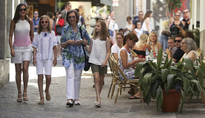 Королеву Испании подловили на отдыхе в шортах и топе