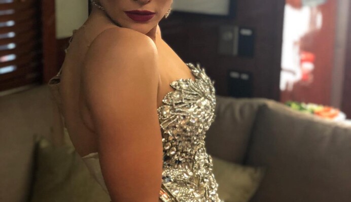 Дженнифер Лопес появилась на улице в одной рубашке