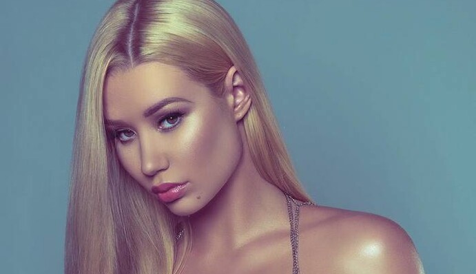 Известная певица полностью разделась для фото