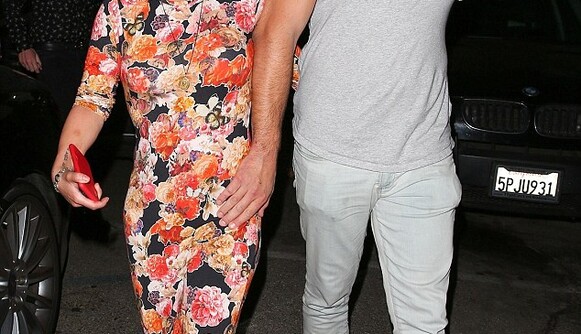 Держались за руки и танцевали: невесту Кличко заметили в компании незнакомца