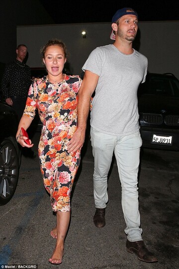 Держались за руки и танцевали: невесту Кличко заметили в компании незнакомца