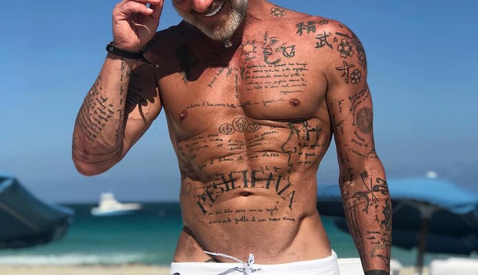 Танцующий миллионер зажег в женском купальнике и на каблуках: опубликовано видео