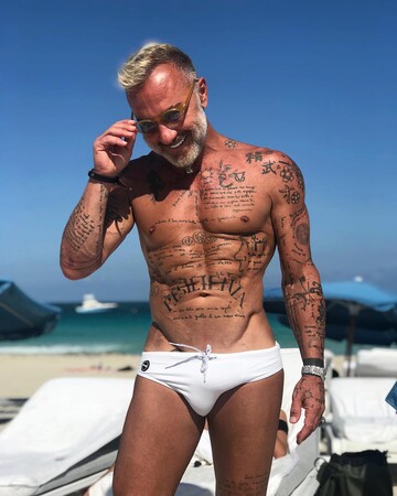 Танцующий миллионер зажег в женском купальнике и на каблуках: опубликовано видео