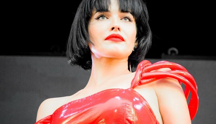 Украинская секс-бомба восхитила формами в смелом бикини: пикантное фото