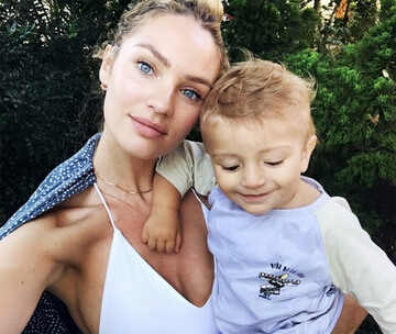 Модели Victoria’s Secret показали на фото кормление грудью