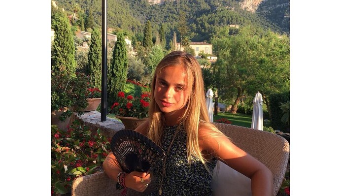 Внучку королевы Елизаветы ІІ подловили на пляже топлес