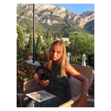 Внучку королевы Елизаветы ІІ подловили на пляже топлес